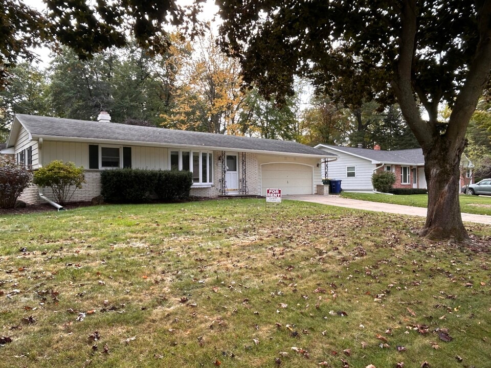 2501 Cherrywood Ln in Green Bay, WI - Building Photo