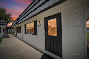 301 Kings Blvd, Unit 138 in Sun City Center, FL - Building Photo