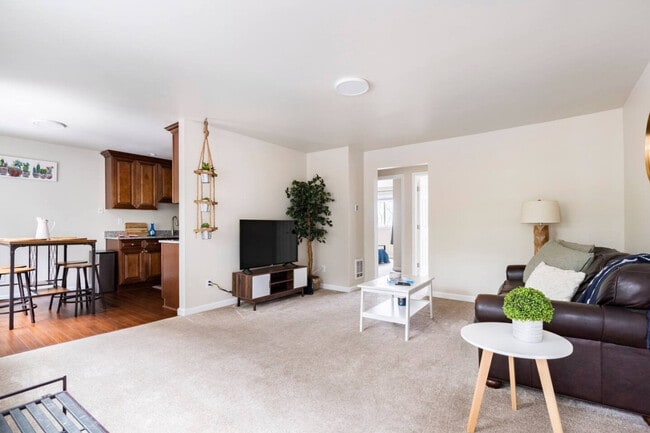 18255 73rd Ave NE in Kenmore, WA - Building Photo - Building Photo