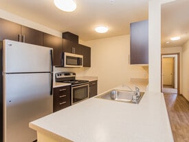 Axis Apartments in Everett, WA - Building Photo