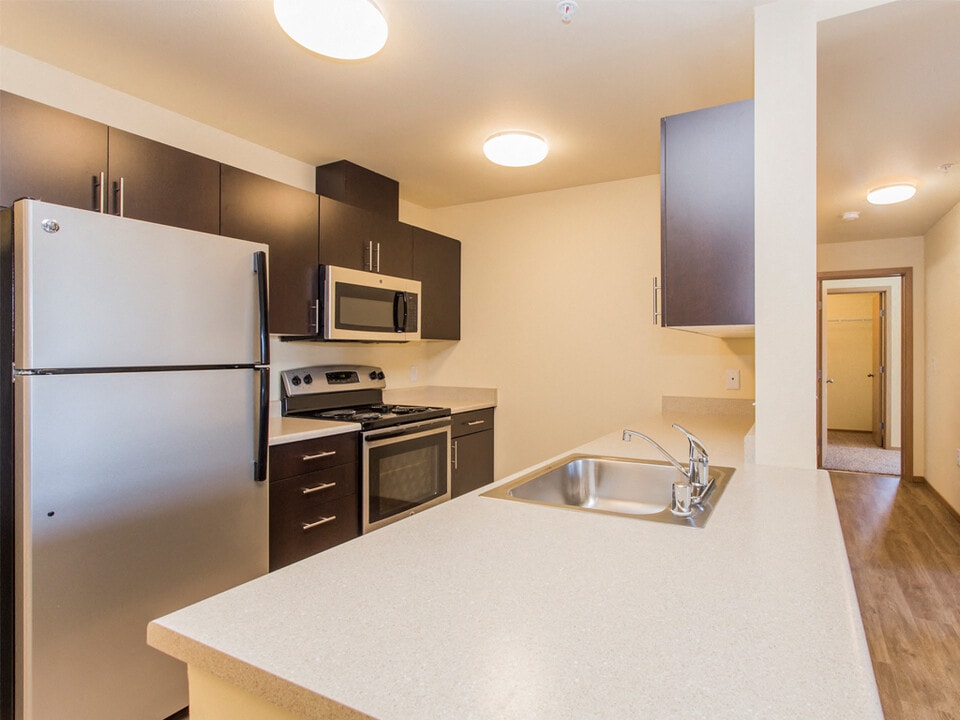 Axis Apartments in Everett, WA - Building Photo