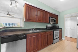 7051 Environ Blvd in Lauderhill, FL - Building Photo - Building Photo