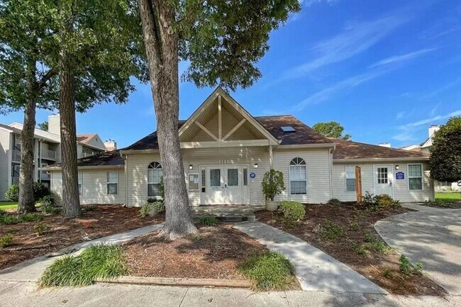 539 Pineland Cir, Unit 304 in Newport News, VA - Foto de edificio - Building Photo