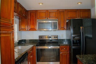 9230 Lagoon Pl in Davie, FL - Building Photo