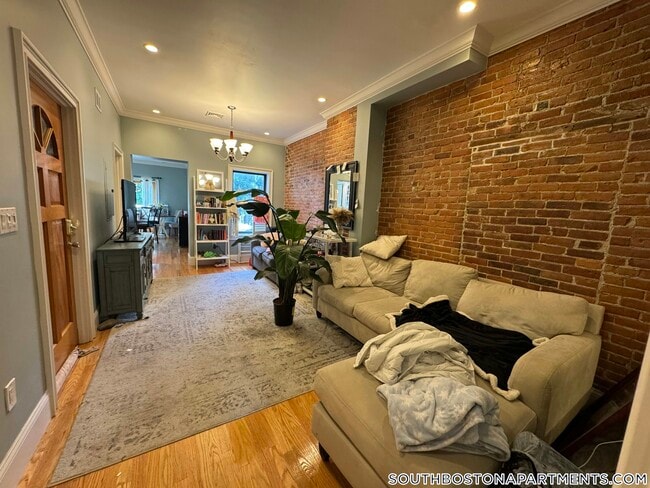 property at 616 E 6th St