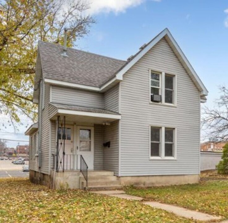 214 W College St in Albert Lea, MN - Foto de edificio