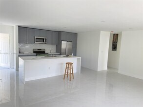 2191 NE 167th St in North Miami Beach, FL - Building Photo - Building Photo
