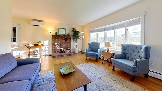 133 Lake View Dr in Rockland, ME - Foto de edificio - Building Photo