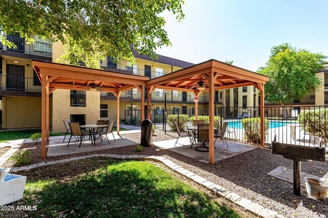 property at 461 W Holmes Ave