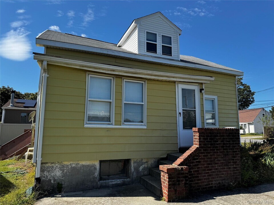 1573 9th St in West Babylon, NY - Building Photo