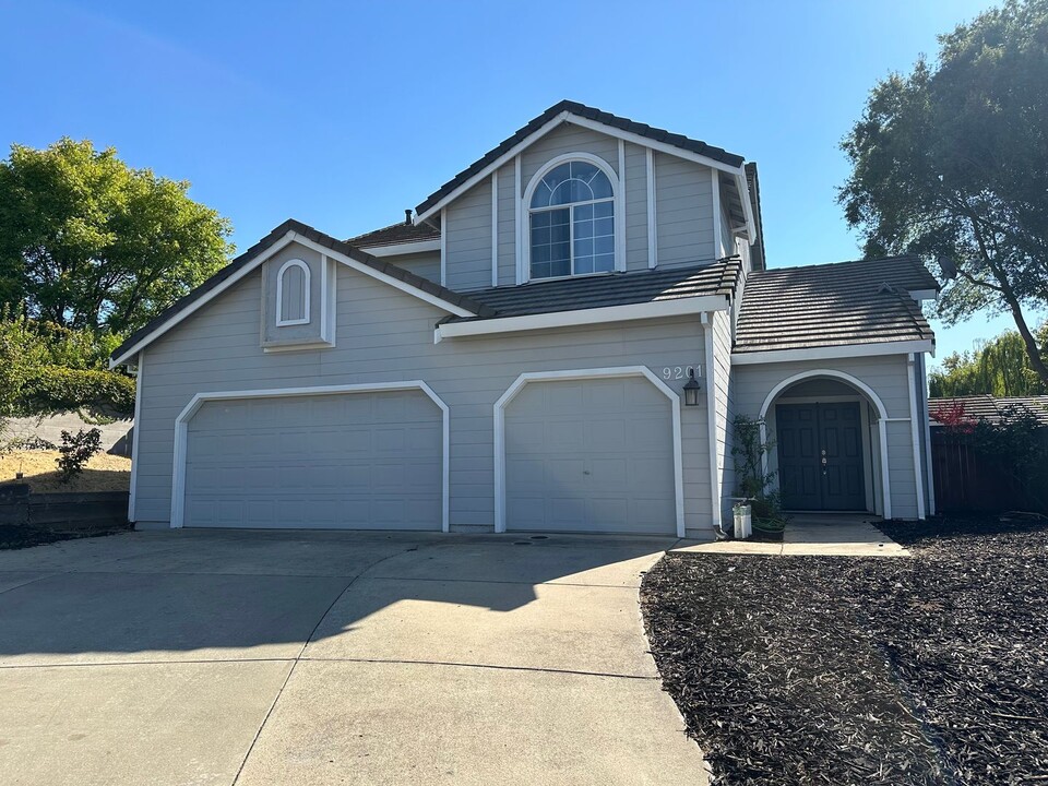 9201 Summer Pond Ct in Elk Grove, CA - Building Photo