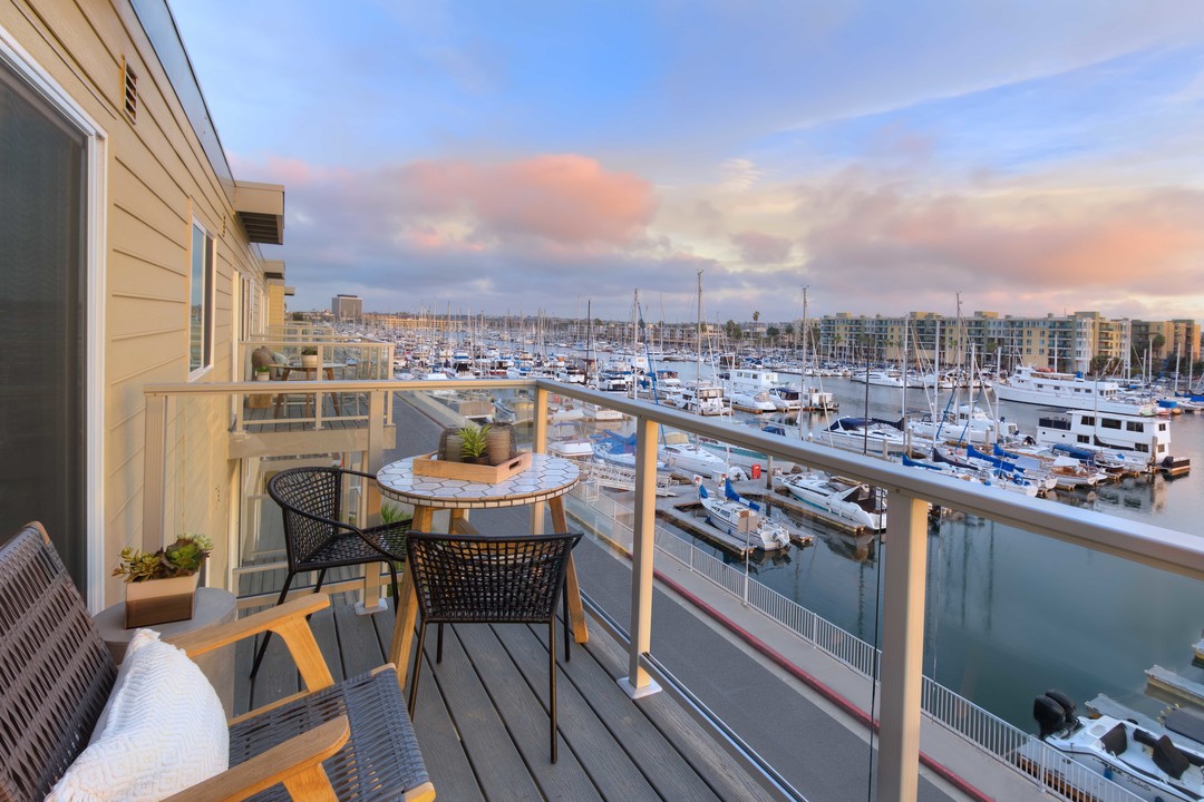 Wayfarer® Apartments + Marina in Marina Del Rey, CA - Foto de edificio