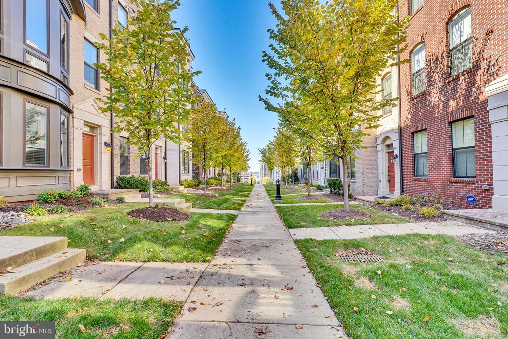 510 Silver Clipper Ln in Oxon Hill, MD - Building Photo