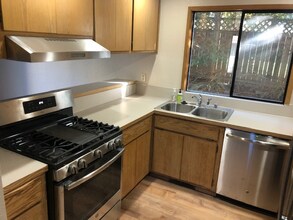 1050 SW Kaleeton Loop in Oak Harbor, WA - Building Photo - Building Photo