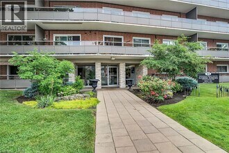 11 Woodman Dr S in Hamilton, ON - Building Photo - Building Photo