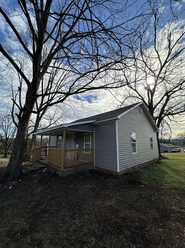 104 E Central Ave in Sweetwater, TN - Building Photo - Building Photo