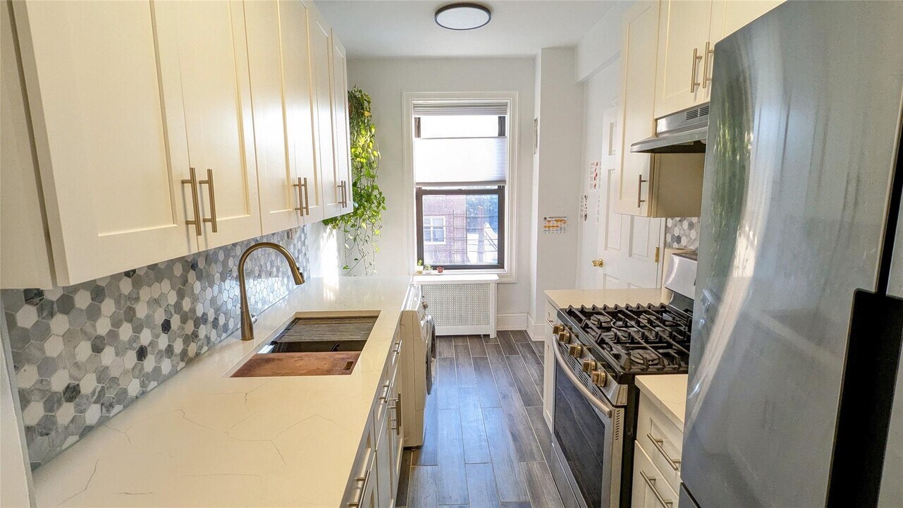 83-00 Talbot St in Queens, NY - Building Photo
