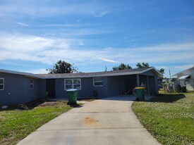 111 Francis Dr NE in Port Charlotte, FL - Building Photo
