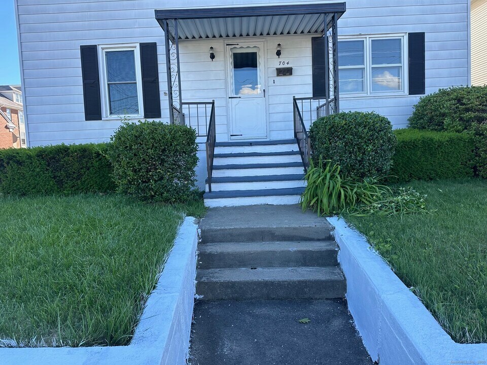 704 Highland Ave in Waterbury, CT - Building Photo