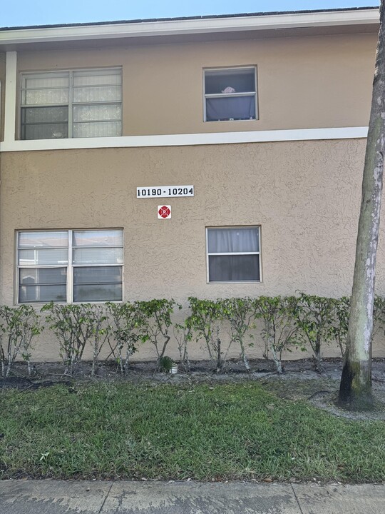 10202 Twin Lakes Dr in Coral Springs, FL - Building Photo