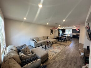 338 Dominguez St in Camarillo, CA - Building Photo - Building Photo