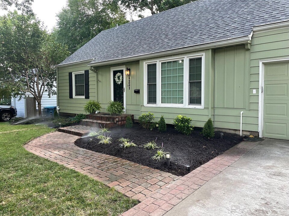 4221 Oxford Rd in Prairie Village, KS - Building Photo