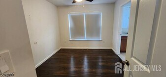 532 Great Beds Ct in Perth Amboy, NJ - Building Photo