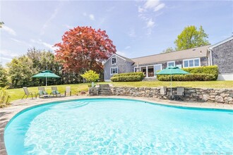 19 Bluewater Hill in Westport, CT - Foto de edificio - Building Photo