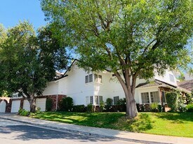 4542 Westchester Dr in Los Angeles, CA - Building Photo