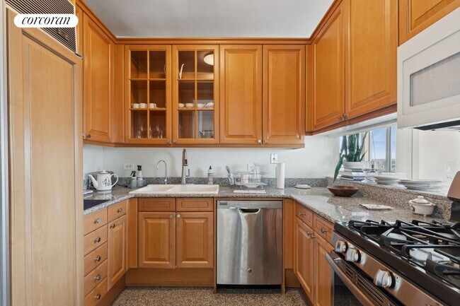 101 W 67th St in New York, NY - Building Photo - Building Photo