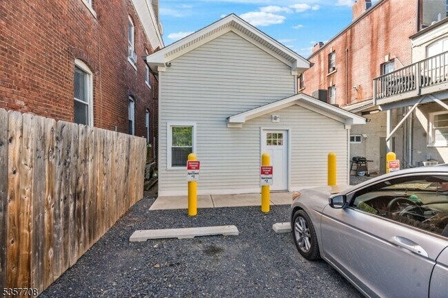 54 W Somerset St, Unit 2 in Raritan, NJ - Building Photo - Building Photo