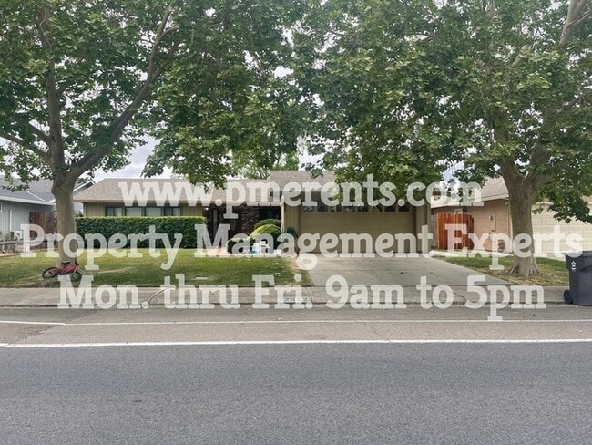 property at 2622 Estate Dr