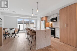 34 Poplar Ave in Toronto, ON - Building Photo