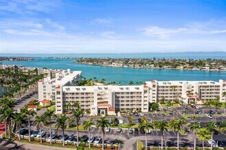 6021 Bahia Del Mar Cir in St. Petersburg, FL - Building Photo - Building Photo