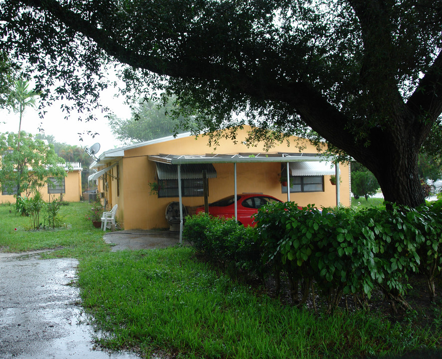 2492 NE 184th Ter in North Miami Beach, FL - Building Photo