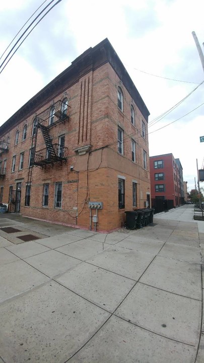 315 Saratoga Ave in Brooklyn, NY - Building Photo