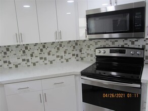 8343 Lake Dr in Doral, FL - Building Photo - Building Photo