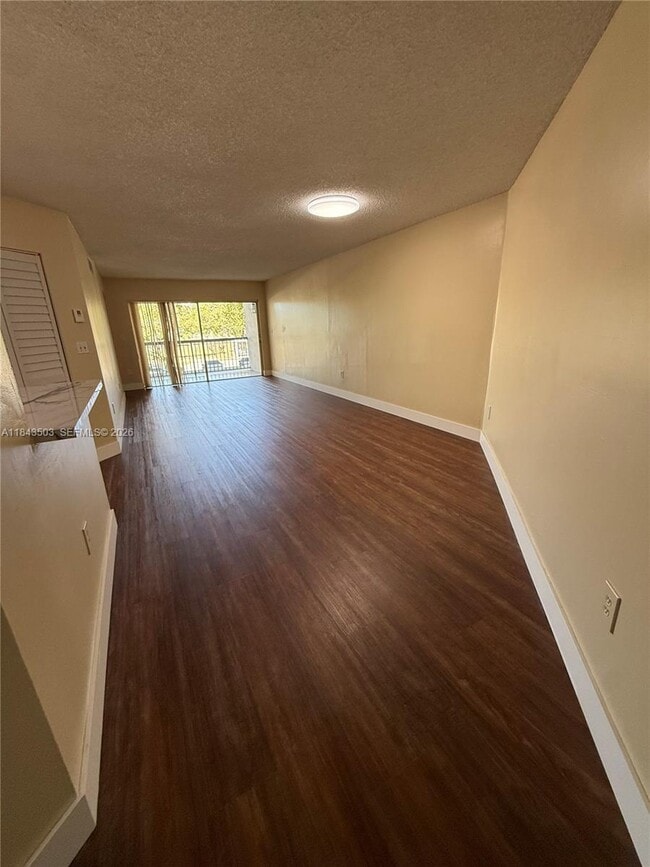 6272 NW 186th St in Hialeah, FL - Building Photo - Building Photo