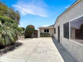 4135 Clairemont Dr in San Diego, CA - Building Photo - Building Photo