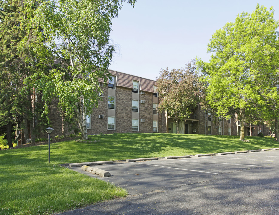 Cedarwood West Apartments in West St. Paul, MN - Building Photo