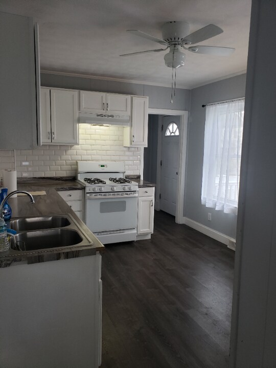 33 Cypress St in Ludlow, MA - Building Photo