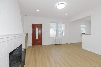 11 A Floyd Pl, Unit A in Great Neck, NY - Building Photo - Building Photo