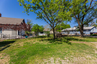 2422 W Maple St in Wichita, KS - Foto de edificio - Building Photo