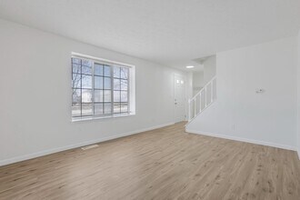 874 Hilton Dr in Reynoldsburg, OH - Building Photo - Building Photo