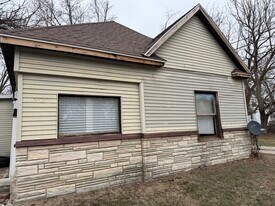 601 W Woodbury St in Danville, IL - Building Photo