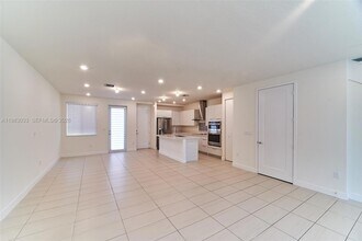 10447 NW 66th St in Doral, FL - Foto de edificio - Building Photo