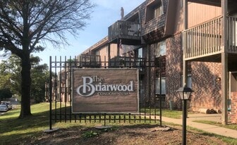 2325 SW Briarwood Plz, Unit 205 E in Topeka, KS - Building Photo