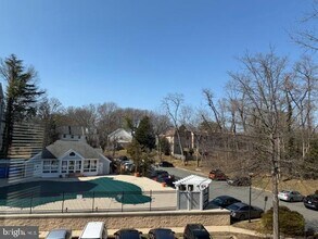 3175 Summit Square Dr in Oakton, VA - Building Photo - Building Photo