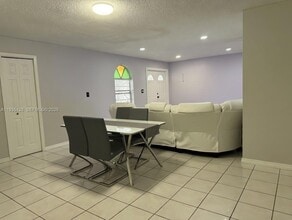 7440 SW 22nd St in Miami, FL - Building Photo - Building Photo