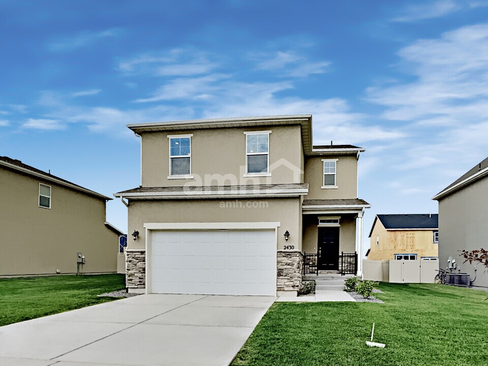 2430 S Wild Horse Way in Bluffdale, UT - Building Photo